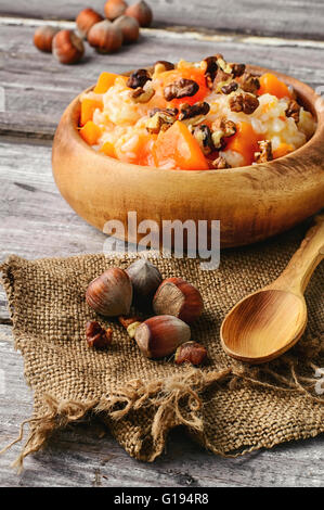 Porridge tradizionale fatta di zucca cotta in stile country Foto Stock