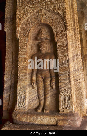 Grotta 4 : Jaina Tirthankara immagini incise sul montante interno. Le grotte di Badami, Badami, Karnataka, India. Foto Stock