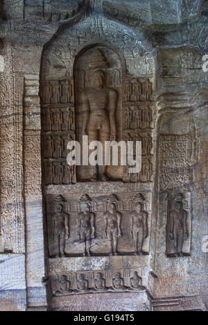 Grotta 4 : Jaina Tirthankara immagini incise sulla parete interna. Le grotte di Badami, Badami, Karnataka, India. Foto Stock