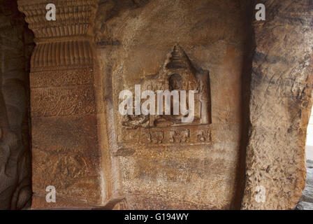 Grotta 4 : Tirthankara Jaina Mahavira immagine incisa sulla parete. Le grotte di Badami, Badami, Karnataka, India. Foto Stock