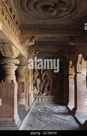 Grotta 1: una scultura raffigurante Nandi, il toro, Bhringi, un devoto di Shiva; una femmina decorate dea, che sono tutti parte del Foto Stock