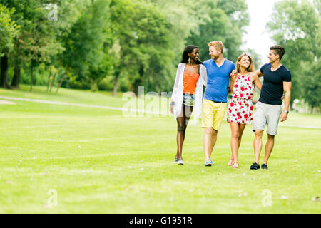 Allegro amici a piedi nella natura all'aperto e avente una buona volta Foto Stock