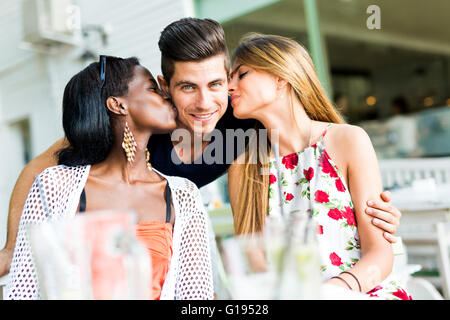 Felice giovani amici sorridere all'esterno essendo vicini gli uni agli altri in un giorno di estate Foto Stock