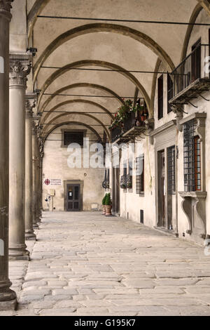 Piazza della Santissima Annunziata di Firenze (Italia). Nella loggia dello Spedale degli Innocenti, progettata dal Brunelleschi nel 1419 Foto Stock