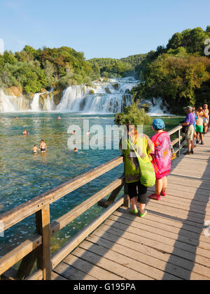 Parco nazionale di Krka, Croazia. I turisti sul ponte. Foto Stock