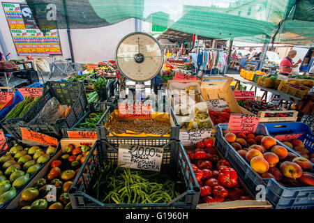 Bilance di pesatura in frutta stand a Sant' Ambrogio Firenze del mercato Foto Stock