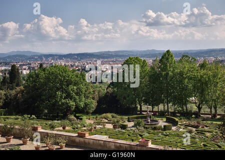 Firenze, Italia. Villa Medicea della Petraia (La Petraia). Il procedimento formale di giardini terrazzati che si affaccia sulla città Foto Stock