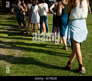 Hackney. London Fields Park. Domenica pomeriggio al sole. Coda per la toilette delle donne Foto Stock