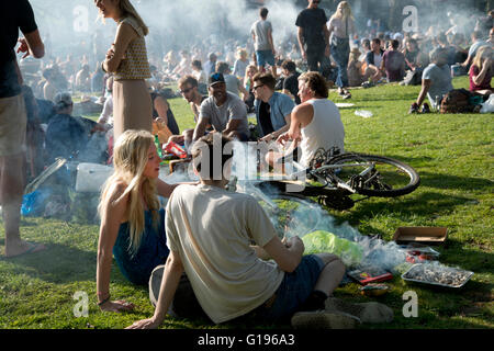 Hackney. London Fields Park. Domenica pomeriggio al sole. I giovani godere il sole. Foto Stock