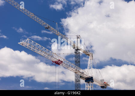Due gru opera su un sito constuction in Burlington Ont, in data 9 maggio 2016. Foto Stock