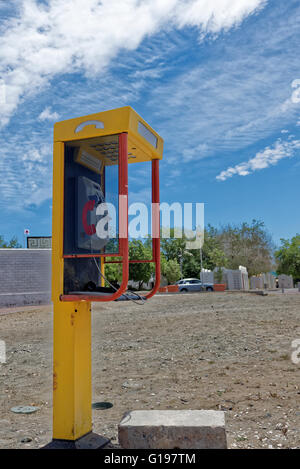 Un telefoni pubblici a pagamento con il ricevitore sganciato Foto Stock