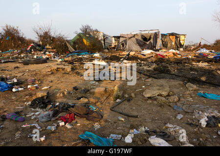 I danni di un incendio, risultati di sfratto 1a. La Giungla dei profughi migranti & camp, Calais, Francia settentrionale Foto Stock