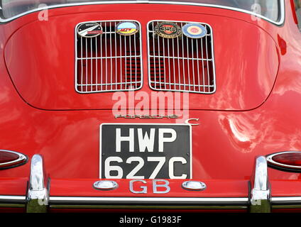 Rosso classico Porsche 356 C in corrispondenza di una vettura da rally Foto Stock