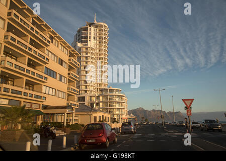 Il trefolo di Western Cape in Sud Africa. Luce della Sera su edifici in corrispondenza del filamento di una località balneare dominata dalla Hottentot Foto Stock