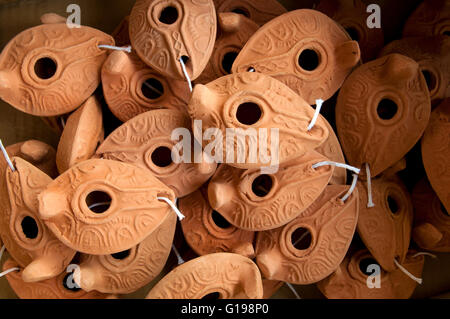 Clay lampade ad olio, vecchio stile Foto Stock