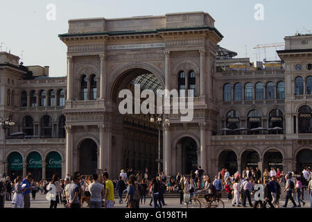 La Galleria Vittorio Emanuele II, come coperto porticato sul lato settentrionale della Piazza del Duomo di Milano, Italia Foto Stock