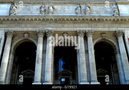 New York City: est davanti alla Biblioteca Pubblica di New York sulla Fifth Avenue * Foto Stock