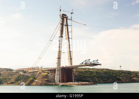 Yavuz Sultan Selim Bridge, il terzo ponte sul Bosforo, in costruzione giugno 2015, Istanbul, Turchia Foto Stock