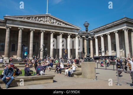 Turisti e visitatori al di fuori di ingresso al British Museum, Bloomsbury, London, England Regno Unito Foto Stock