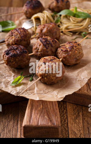 La Turchia le polpette di carne su spiedini di legno Foto Stock