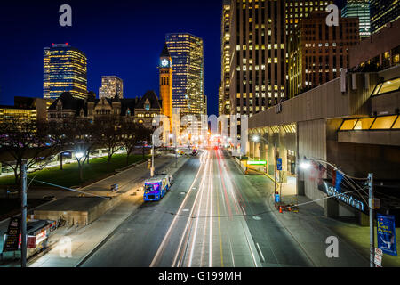 Vista del West Queen Street e gli edifici nel centro cittadino di notte, a Toronto, Ontario. Foto Stock