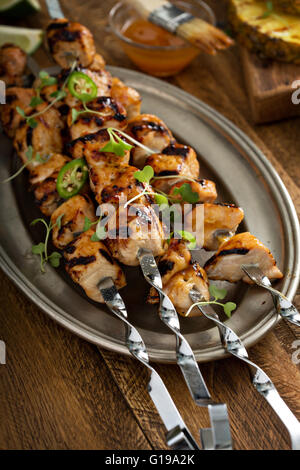 Spiedini di pollo con salsa agrodolce Foto Stock