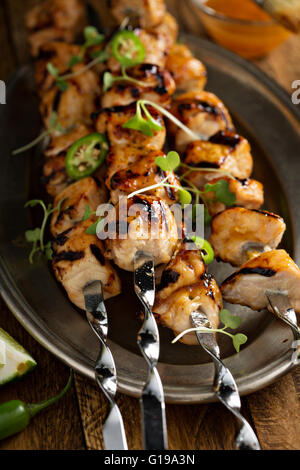 Spiedini di pollo con salsa agrodolce Foto Stock