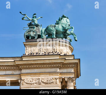 La scultura del carro di guerra a Piazza degli Eroi Monumento a Budapest, Ungheria Foto Stock