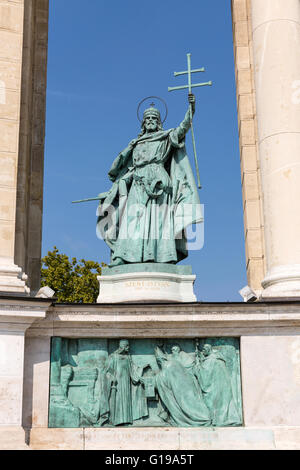 Re Santo Stefano statua in bronzo. Colonnato di Piazza degli Eroi monumento in Budapest, Ungheria. Foto Stock