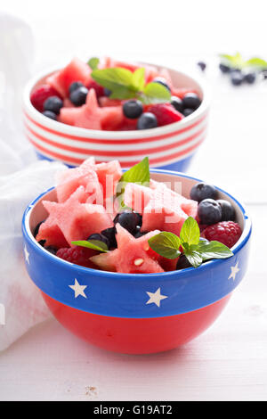 Macedonia di frutta con anguria e mirtilli Foto Stock