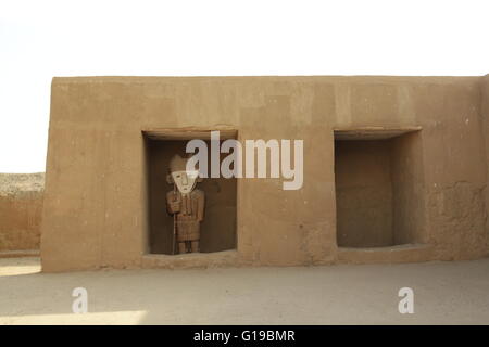 Le sabbie di sculture in pietra e intagli a Chan Chan sito archeologico vicino a Trujillo, Perú Foto Stock