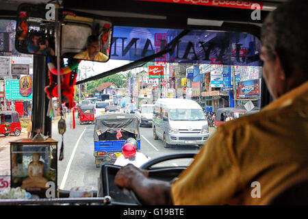 Gli autobus pubblici in central bus terminal in Nuwara Eliya, Sri Lanka, Sud Asia Foto Stock