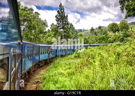 Vista dal treno, Highlands Centrali, Sri Lanka, Asia Foto Stock