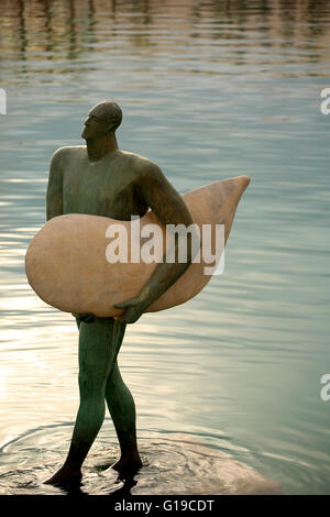 Scultura da Esperanza d Ors ritorno di Ikarus con un ala surf situato nel porto di Alicante. Foto Stock