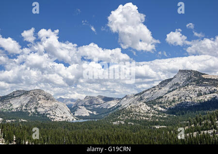 Lago Tenaya e il granito tuolumne cupole e le cime del Parco Nazionale di Yosemite Foto Stock