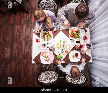 Famiglia di quattro avendo pranzo presso un ristorante Foto Stock