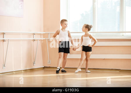 Giovani danzatori facendo un esercizio durante il riscaldamento fino a classe di balletto Foto Stock