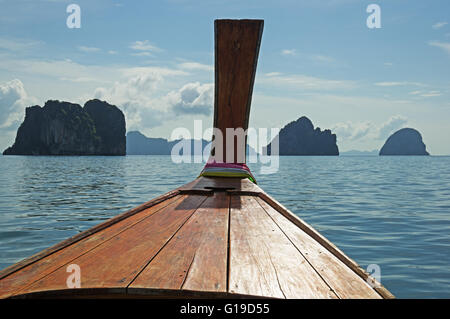 Longtail boat prua in Thailandia nel Mare delle Andamane con isole al largo di prua Foto Stock