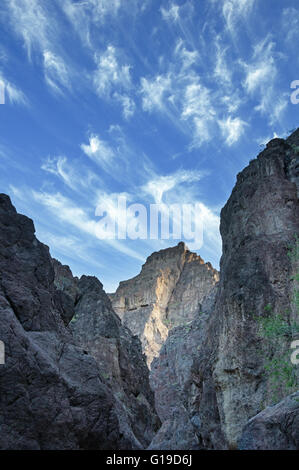 Cielo blu con nuvole wispy oltre il White Rock Canyon in Arizona Foto Stock