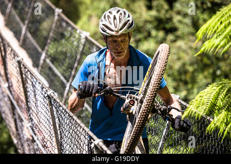 Gli amanti della mountain bike racing in Tasmania Wildside dell evento di MTB. Foto Stock