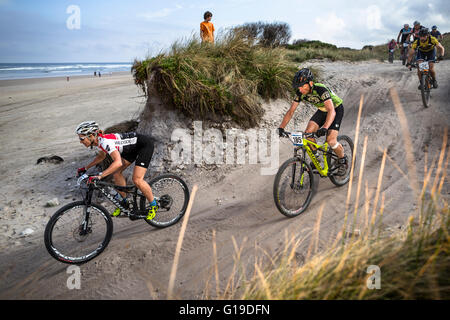 Gli amanti della mountain bike racing in Tasmania Wildside dell evento di MTB. Foto Stock