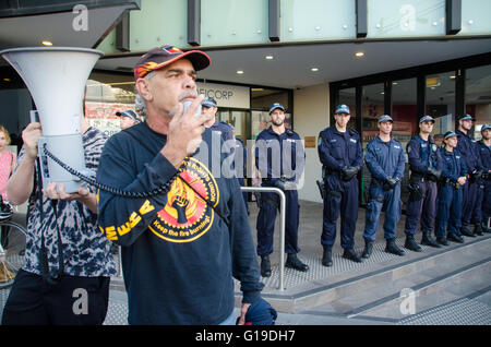 Sydney, Australia - 28 Giugno 2015: migliaia di persone hanno protestato contro la chiusura forzata delle comunità aborigene dell'Australia. Gli appassionati di manifestanti di Sydney hanno marciato dal Municipio di La Tenda aborigena ambasciata a Redfern. Foto Stock