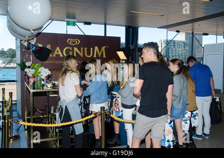 Sydney, Australia - 29 agosto 2015: weekend sulla pista è una due giorni di fashion show oltre il 29 - 30 Agosto presso il Terminal Passeggeri Oltreoceano in Circular Quay di Sydney. La mostra offre una vasta gamma di marchi tra cui Cleo, Billabong, Cosmo, Revlon, Holdon, Elle e altro ancora Foto Stock