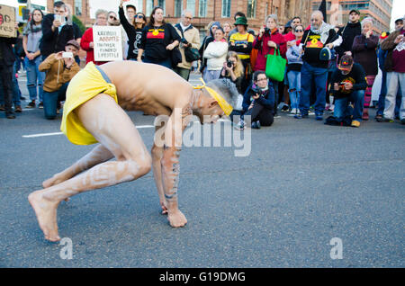 Sydney, Australia - 28 Giugno 2015: migliaia di persone hanno protestato contro la chiusura forzata delle comunità aborigene dell'Australia. Gli appassionati di manifestanti di Sydney hanno marciato dal Municipio di La Tenda aborigena ambasciata a Redfern. Foto Stock