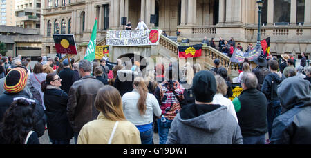 Sydney, Australia - 28 Giugno 2015: migliaia di persone hanno protestato contro la chiusura forzata delle comunità aborigene dell'Australia. Gli appassionati di manifestanti di Sydney hanno marciato dal Municipio di La Tenda aborigena ambasciata a Redfern. Foto Stock