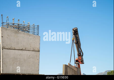 Gru pesante rimozione involucro finito da parete in calcestruzzo Foto Stock