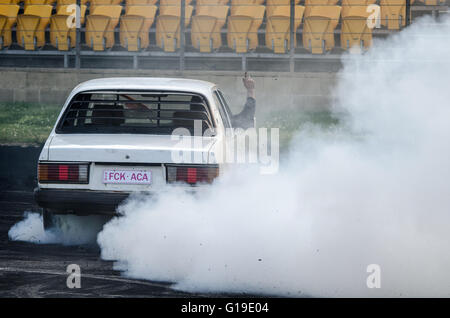 Sydney, Australia. 5 Ottobre, 2015. I driver forniti gli spettatori e giudici il loro miglior burnout durante il 2015 Burnout Maina concorrenza che ha avuto luogo presso la Western Sydney Dragway Internazionale (Sydney Dragway) Foto Stock