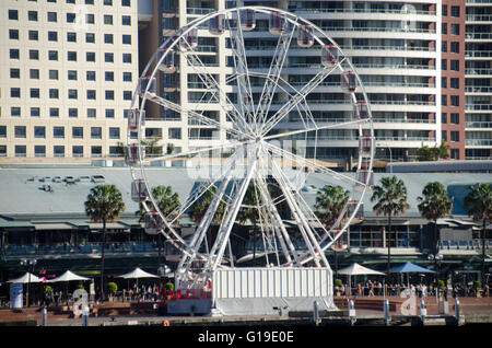 Sydney, Australia - 27 Giugno 2015: Il Cool Yule Winter Festival aperto nel Darling Harbour Sydney il 27 di giugno, e corre fino al XII di luglio, con la fresca Iceberg, Kids slitta, congelati la foresta, la neve fossa e la pista di pattinaggio su ghiaccio. Ruota panoramica Ferris in Darling Harbour durante il Sydney Cool Yule Festival Invernale Foto Stock