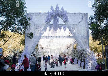 Sydney, Australia - 27 Giugno 2015: Il Cool Yule Winter Festival aperto nel Darling Harbour Sydney il 27 di giugno, e corre fino al XII di luglio, con la fresca Iceberg, Kids slitta, congelati la foresta, la neve fossa e la pista di pattinaggio su ghiaccio. Nella foto il Darling Harbour trasformata in un parco giochi invernale per il Festival. Foto Stock