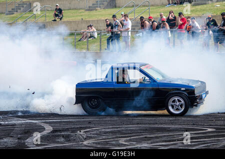 Sydney, Australia. 5 Ottobre, 2015. I driver forniti gli spettatori e giudici il loro miglior burnout durante il 2015 Burnout Maina concorrenza che ha avuto luogo presso la Western Sydney Dragway Internazionale (Sydney Dragway) Foto Stock